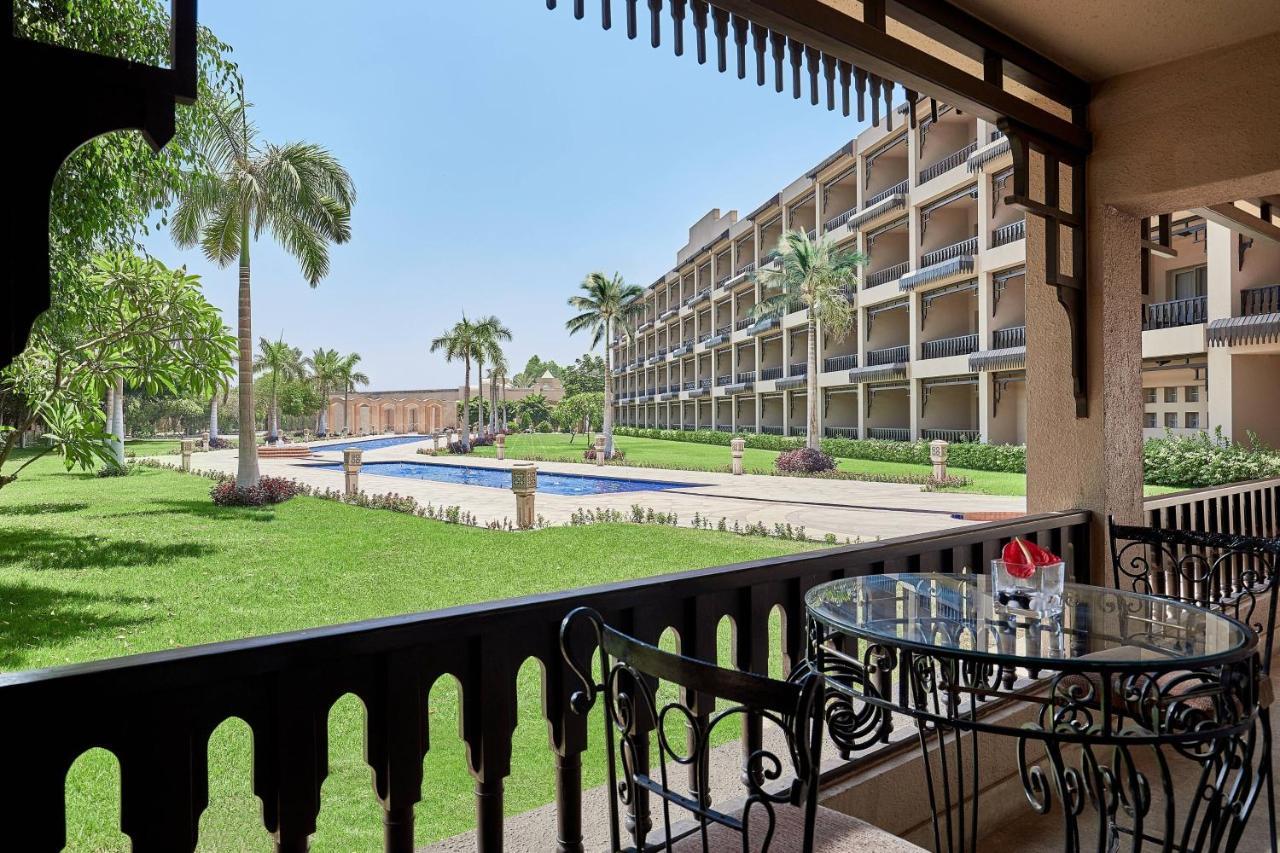 Hotel Marriott Mena House, Cairo Giza Esterno foto View of the pool at the Hilton Luxor