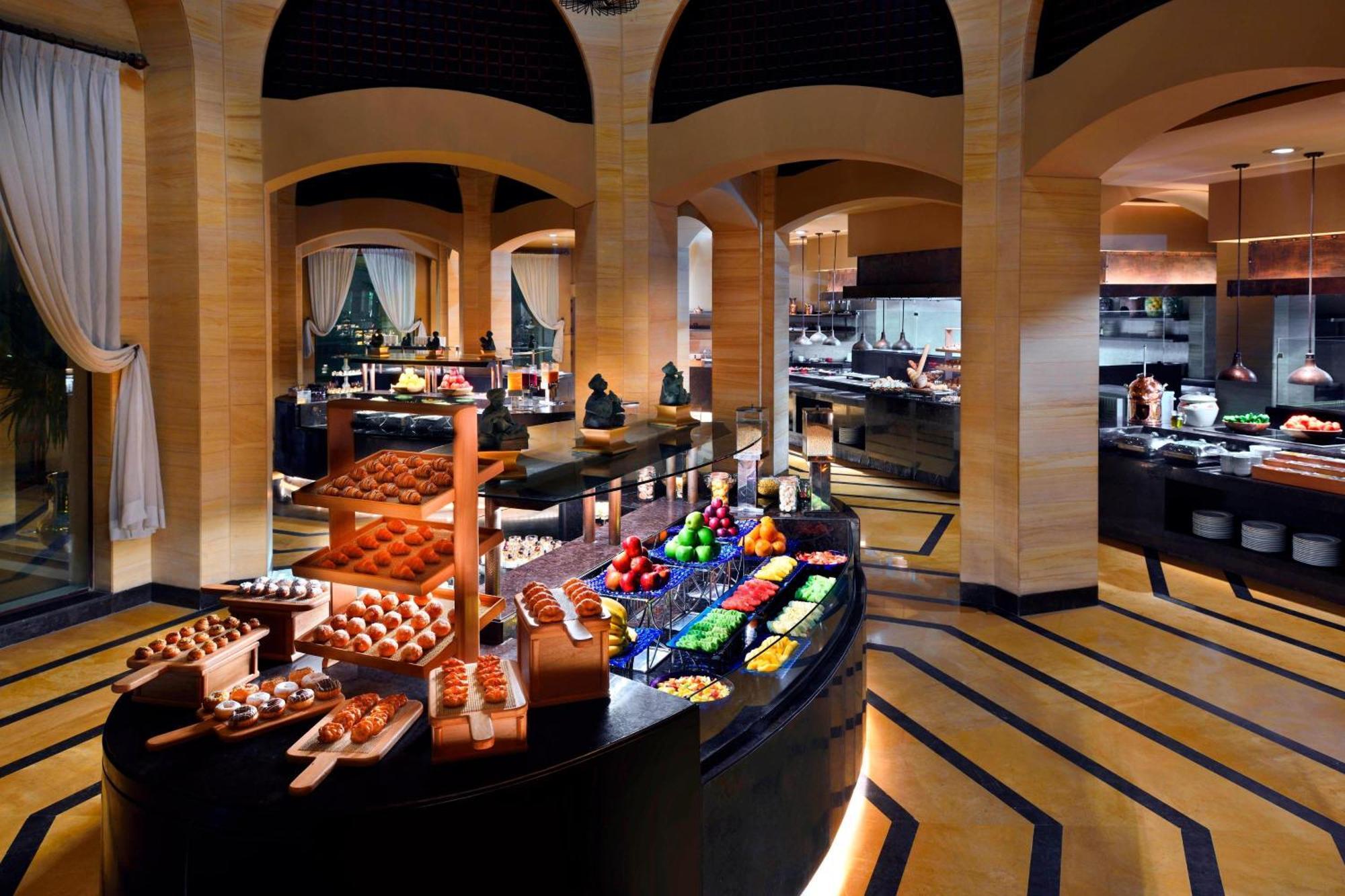 Hotel Marriott Mena House, Cairo Giza Esterno foto The buffet at the hotel