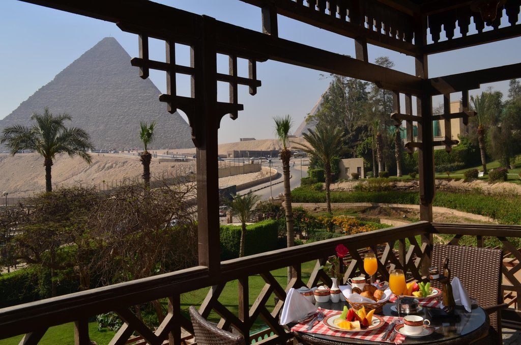 Hotel Marriott Mena House, Cairo Giza Esterno foto The pyramids from the hotel